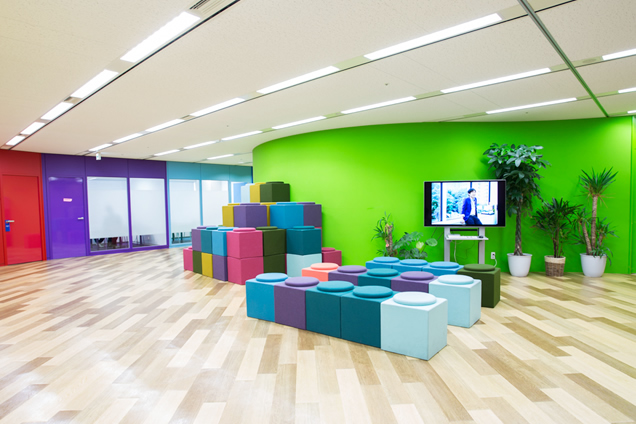 「個の多様性」をコンセプトしたオフィス。会議室は各部屋テーマカラーがある