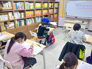 株式会社修明 学習塾スタッフ／月給28万円～／未経験活躍中／持帰り業務なし