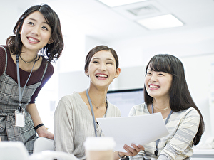 株式会社ｄｌｏｇｓ 未経験歓迎の事務／年休126日／残業ほぼなし／育休実績有