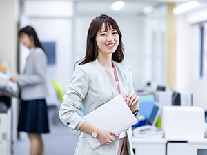 株式会社ウェルビーマーケティングジャパン 営業事務／年間休日125日／月給27万円以上／残業月5h以下