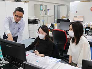 社会保険労務士法人　エクシア＆パートナーズ 社労士補助スタッフ／未経験歓迎／賞与年3回／年休125日