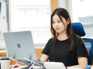 株式会社ニクミ グラフィック・Webデザイナー／年休120日／賞与年2回
