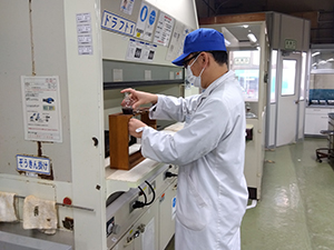 日本板硝子株式会社【プライム市場】 未経験歓迎のガラス検査スタッフ／年休126日／土日祝休み