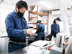 三国合成化学株式会社 未経験OKの製造職／賞与年2回／完全週休2日／残業月3h