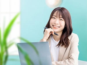 ヘルツ株式会社 経理事務職／ニッチトップクラス企業／残業少なめ／年休120日