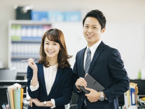 エスケー化研株式会社【スタンダード市場】 事務職／未経験歓迎／年休125日／賞与7.5カ月分／9連休有