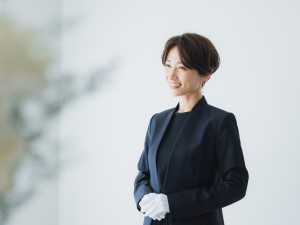 アルファクラブ株式会社 冠婚葬祭アドバイザー／未経験でも月給28万2千円／定時退社可