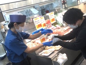 株式会社鮮魚丸忠 鮮魚の調理・販売（店長候補）月給26万8千円以上／退職金あり