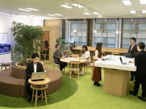 フィデックス株式会社 Webデザイナー／年休125日／残業10h／多様な福利厚生有