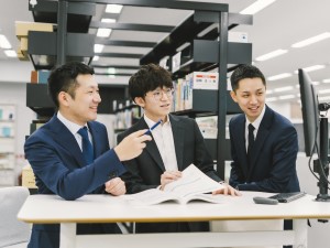 AZX Group株式会社 税理士補助スタッフ／業界未経験可／月給30万円／年休123日