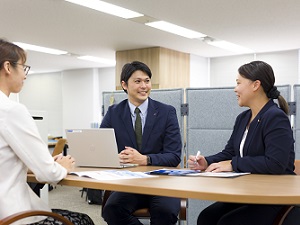 株式会社リエイ 料飲サービスの施設エリアマネージャー／土日祝休み／直行直帰可