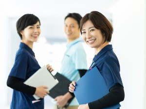 ウールズプラス株式会社 事務／未経験歓迎／月給27万以上／賞与年2回／年休120日