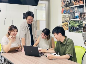 株式会社ダンダダン【グロース市場】 経理／定時退社OK／月給30万円／土日祝休み／服装自由