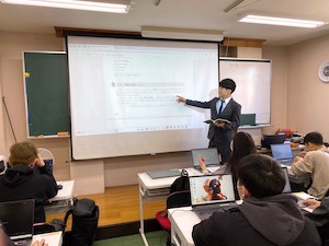 学校法人神奈川経済專門学校 専門学校講師／年間休日130日以上／残業ほぼなし／手当充実