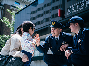 警視庁 東京を守る警察官／単身寮・家族住宅完備／転勤なし／未経験歓迎