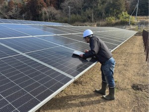 エーステクノロジー株式会社 太陽光発電設備の工務／年間休日125日／業界未経験大歓迎