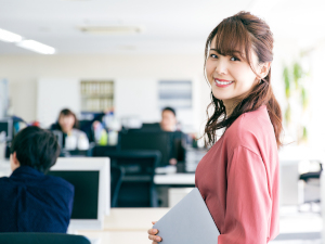 有隣運送株式会社 事務（人事・業務）／年休122日／定時退社OK／駅徒歩5分