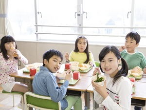 ナフス株式会社(ナニワフードグループ) エリアマネジャー／月給30万円～／無料の昼食有／基本土日祝休