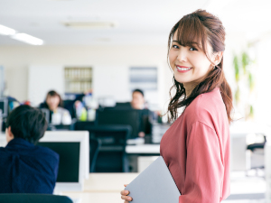 テックプロパティジャパン株式会社 不動産事務／宅建士を活かせる／月給30万円～／服装自由