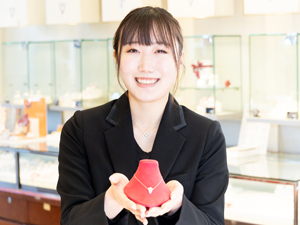 株式会社ベリテ【スタンダード市場】 ジュエリー販売スタッフ／残業月3h／年休120日／未経験歓迎