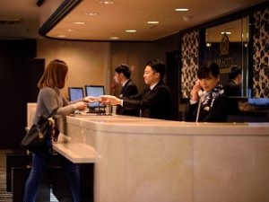 ひと・コミュニケーションズ株式会社(グループ会社／IZUMIグループ株式会社) アパホテルのフロントスタッフ／月の出勤12回程度／未経験歓迎