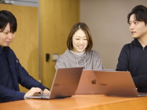 ジョーシス株式会社(グループ会社／ラクスル株式会社) キッティングサブリーダー／月給28万円以上／正社員登用制度有