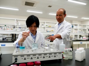 株式会社日本美塑スキンケア研究センター 化粧品研究開発／年休125日／年齢不問／年棒1000万円も可