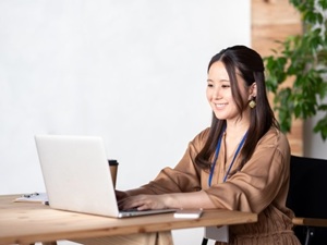 株式会社ＷｅＢｒｉｄｇｅ 未経験OK！SNS運用事務／月給23万円～／年休124日