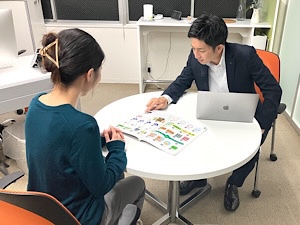 株式会社朋ジェーエス・ピー 食品ラベルやパッケージの広告企画営業／年休126日／土日祝休
