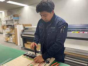 ピットデザイン株式会社 駐車場案内設備の設置スタッフ／未経験OK／賞与実績200万円