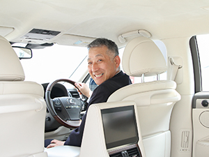 都自動車株式会社 役員送迎ドライバー（ハイヤー乗務員）／未経験・異業種歓迎