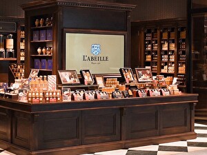 Ｌ’ＡＢＥＩＬＬＥ株式会社 総務人事課長／フルフレックス／年休128日／月給39万円以上