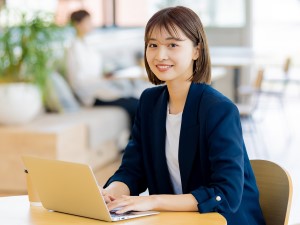 アルインコ株式会社【プライム市場】 営業事務／年休126日／月給24万円以上／賞与4.07カ月分