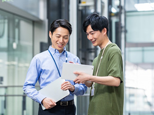 株式会社フロンティアシステム ITエンジニア／完全自社内開発／年休120日／転勤なし
