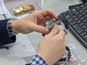 有限会社ＣＬＯＳＥＲ ブランド時計の商品管理事務／未経験歓迎／月給30万円以上