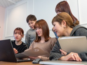 株式会社建．ＬＡＢＯ 営業事務／フレックスタイム制／年休120日以上／月給28万円