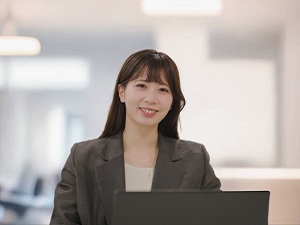 株式会社ＷｅＢｒｉｄｇｅ 取締役秘書（未経験歓迎）／残業月20h／年間休日124日