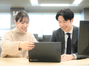 リコーリース株式会社【プライム市場】 事務アシスタント／未経験歓迎／年間休日123日／17時半退勤