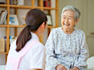 株式会社ウィンズ 介護スタッフ／月給25万円以上／残業ほぼなし／月9日休