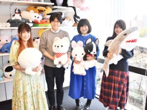 株式会社アミューズ カプセルトイ・雑貨デザイナー／土日祝休／転勤なし／賞与年2回
