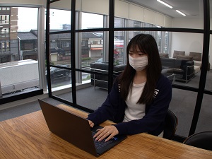 ＯＮＥＭＡＫＥ合同会社 事務／未経験歓迎／土・日休み／服装・髪型自由／韓国出張も可能