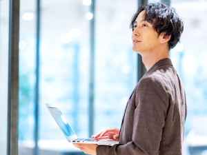 株式会社新東京防災 社内SE／月給35万円～／新設部署／年休125日／賞与年3回