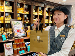 Ｌ’ＡＢＥＩＬＬＥ株式会社 蜂蜜専門店の販売スタッフ／賞与年2回／週休2日制／残業ほぼ無