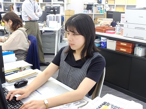 ＫＡＺＥＮホールディングス株式会社 総務／事務経験が活かせる／年休120日／残業月10程度