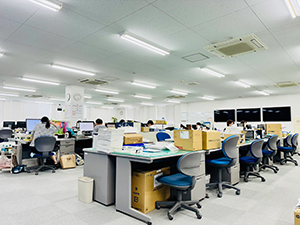 清水物産丸鋒株式会社 人事事務／未経験歓迎／月給30万円／土日祝休み／賞与年2回