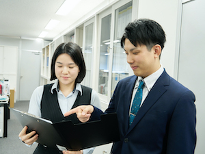 株式会社メイプルリビングサービス(グループ会社／株式会社アチェロ) マンション管理フロント業務（課長職）／完全週休2日／裁量あり