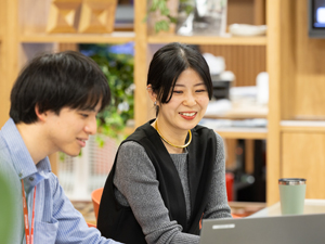 オフィスコム株式会社 自社ECサイトのWEBデザイナー／年休125日／リモート可