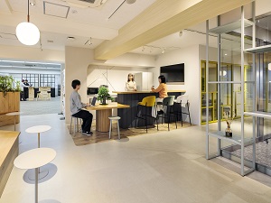 株式会社Ｂａｍｏｓ Webデザイナー／月給30万円～／年2回の昇給／年休125日