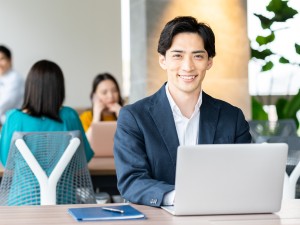 ウェルビー株式会社 社内ITサポート／裁量大／年休125日／残業月20時間以内