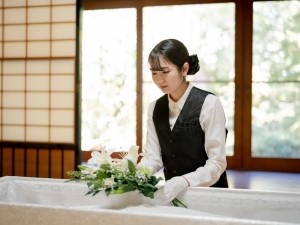 株式会社かざま会館 葬祭ディレクター／未経験歓迎／転勤なし／賞与年2回／車通勤可